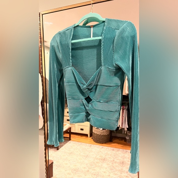 Free People soft and shimmery turquoise cropped long sleeve top - Picture 2 of 8